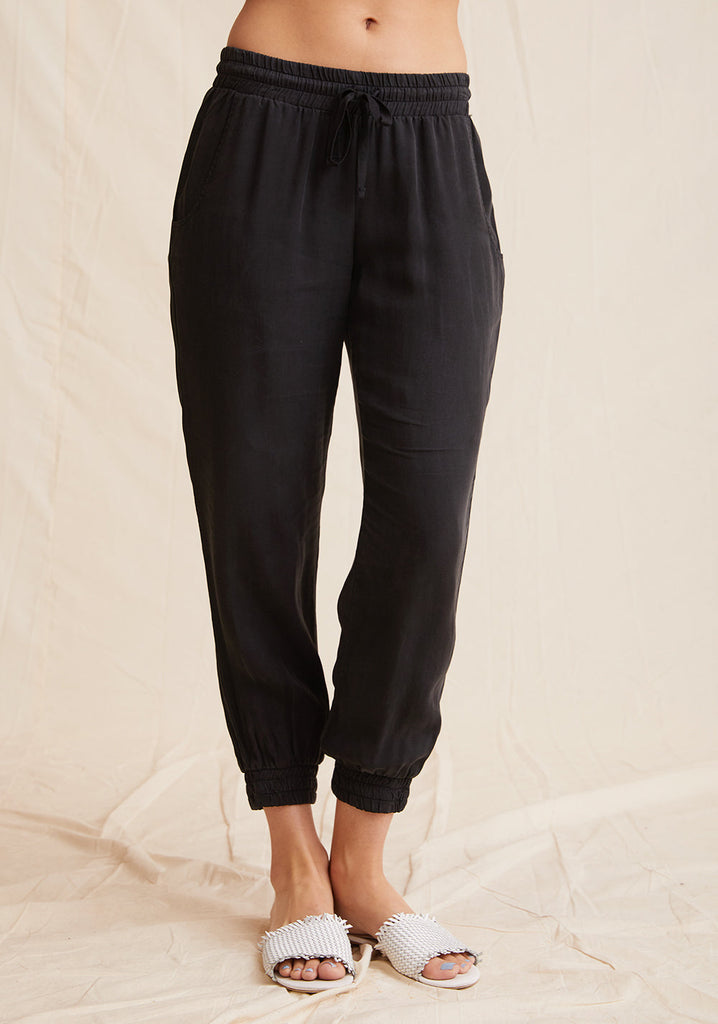 The Easy Jogger from Bella Dahl takes you from relaxed morning to busy afternoon with ease and style.  Featuring a comfortable drawstring waist, loose fit and side pockets these are bottoms that you will want to wear on repeat.  You'll definitely want these in every colour!