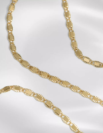 The Augustine necklace is made in tin and brass, gilded with 24k fine gold. This dainty necklace features flat and minimalist mesh for a perfect elegance and discretion. Its extension chain will allow you to vary the lengths for the perfect fit. 