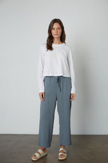 You are definitely going to want to make room in your wardrobe for this super comfy cotton gauze trousers from Velvet by Graham & Spencer.  With the ease of a pull on trouser, a drawstring waist, a relaxed leg and the perfect pockets you'll reach for these again and again.