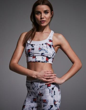 The bolton sports bra in geo print is designed to be supportive yet comfortable, no matter how rigorous your training session is. Part of Varleys Performance fit collection this bra offers a great support and featuring thick cross back straps for added comfort, as well as adjustable bra hooks for precision fit.