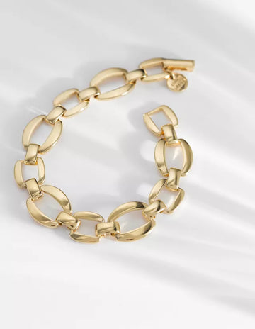 The Georgia chain bracelet from Louise Damas is made of brass and is gilded with 24k fine gold. Featuring wide and dual vintage-inspired links, this bracelet provides effortless elegance. Its invisible fastening system also melts into the chain's pattern. 