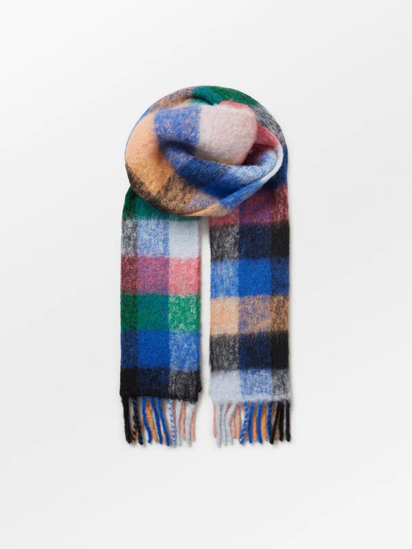 The Check Anilopa Scarf in Winter Sky by Becksondergaard is a warm scarf made up of 80% Alpaca and 20% Polyamide. This scarf features a classic check pattern design in beautiful Autumn/Winter colours. 