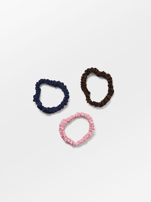 This gorgeous set of scrunchies are not only attractive but highly practical at keeping your flocks at bay. The subtle colours are enough to dress up any ponytail without being too distracting. Great as a gift or as a treat for yourself. 