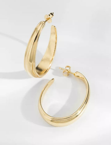 You won’t go unnoticed with Louise Damas' Large Gyptis hoop earrings. The textured lines and generous curves come together for an effortless radiant elegance and offer a nod to bohemian design. They are made of tin and brass, gilded with 24k fine gold.