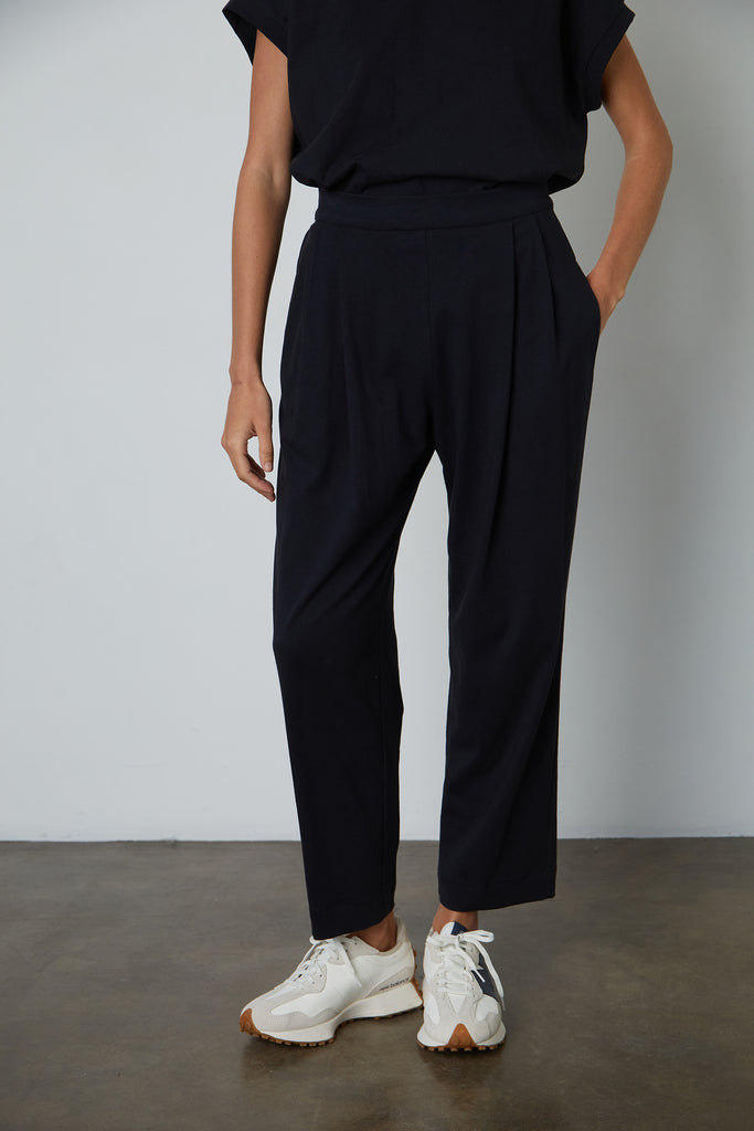 Super easy to wear black trousers from Velvet by Graham & Spencer.  Crafted from soft 100% cotton and featuring an elasticated waist in the back, pockets (yay!) and finishing at a flattering ankle length.  There are the perfect travelling trousers - comfortable yet stylish!