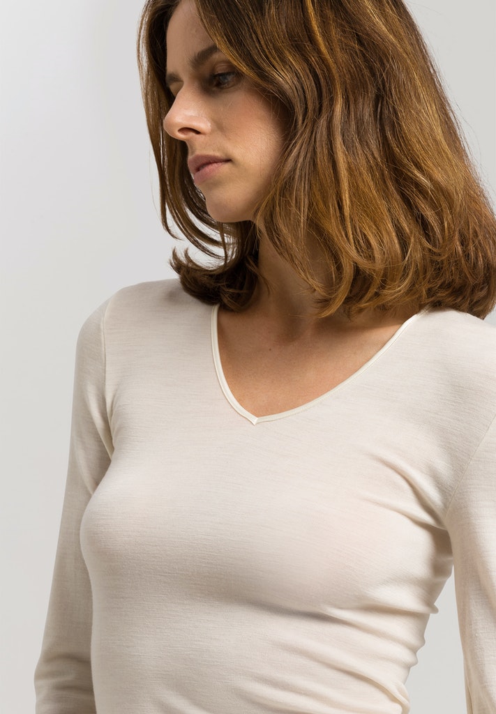 This long sleeved top is part of the woolen silk range that features temperature regulating natural fabrics, comprising soft merino wool and silk quality. This top is comfortable to wear, with seamless sides and a flat satin trim. Ideal for use all year round, this top also features full-length sleeves and an elegant V-neckline.