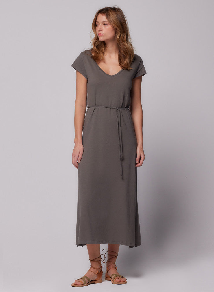 We are delighted to be stocking uber cool French basic brand Majestic Filatures.  This elegant dress is crafted from 100% cotton which, as a natural fabric, makes it super soft and comfortable.  It features short sleeves, v-neck and side splits and has a matching belt.
