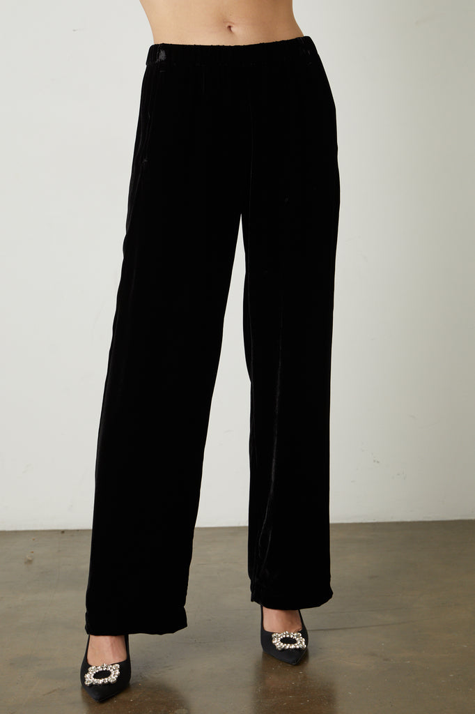 The Frida Trousers from Velvet by Graham and Spencer feature an elasticated waistband, a wide leg and pockets. These velvet trousers are a party wardrobe essential, as you can wear almost everything with them. Looking glamorous whilst being comfy... what's not to love?
