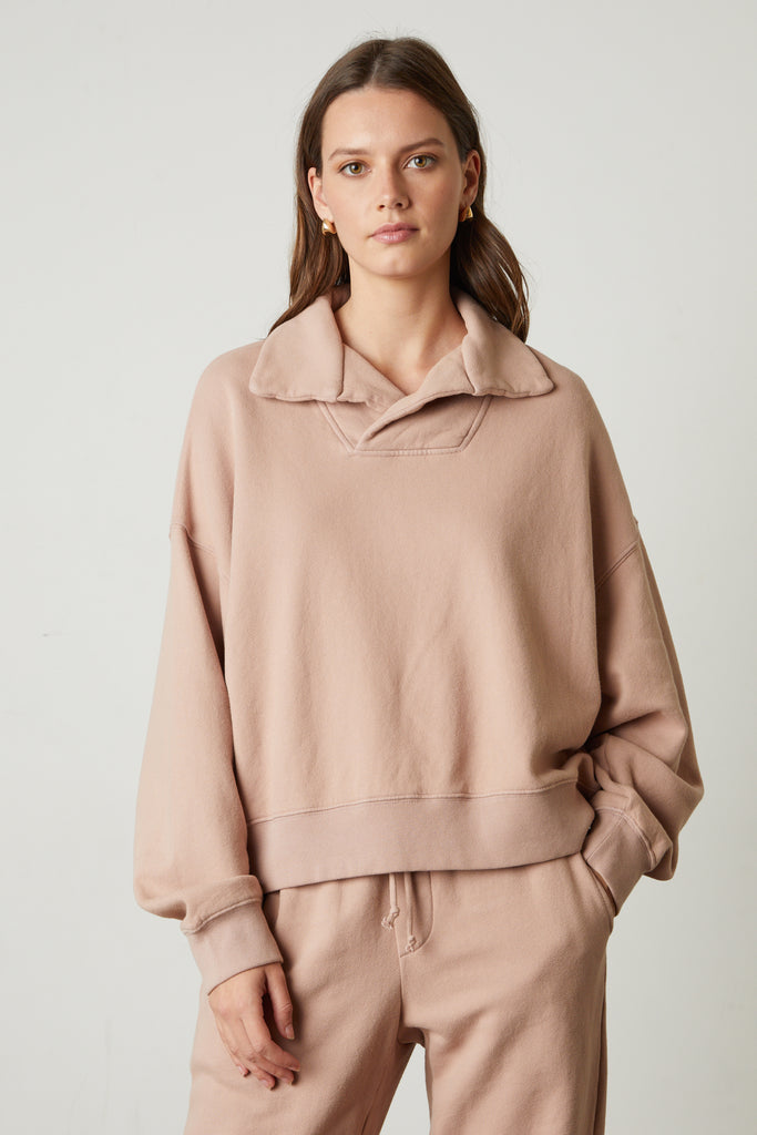 This 100% cotton Suzie Sweatshirt from Velvet by Graham & Spencer features a thick collar, elastic at the hem and sleeves and comes in a beautiful rose colour. This comfy sweatshirt will elevate your cosy winter wardrobe and can be worn all day, everyday. 