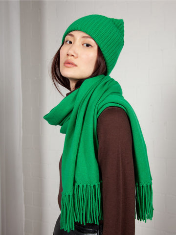 This Vivid Green Beanie by FTC Cashmere features a wide rib knit turn-up and is super soft to touch. This beanie is a must-have this winter - keeping you cosy and cool. This beanie is also available in Roasted Almond and Charcoal in-store.