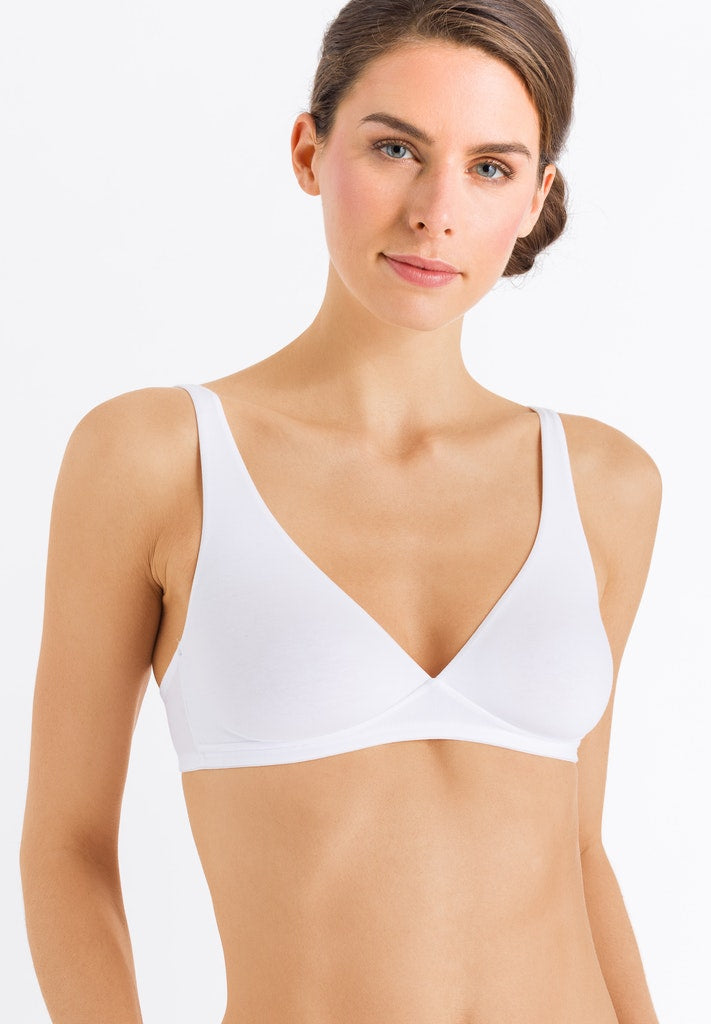 This soft cup bra with a broad under bust band provides the ultimate support without the traditional underwire, whilst giving an elegant and smooth look. It is designed with support that will accommodate up to an E cup size, offering a sleek, smooth shape beneath clothes. Made from an incredibly soft cotton-elastane blend, this bra features an elasticated trim, adjustable straps for a custom fit, seamless sides, and a regular bra back closure with 2-hook fastening. 