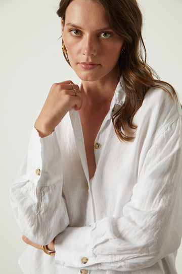 The Eden Shirt from Velvet by Graham & Spencer is crafted from their signature super soft woven linen in always wearable white!  In a shirt style with a relaxed fit this is the perfect top to pair with your favourite trousers - also looks great layered over a vest!